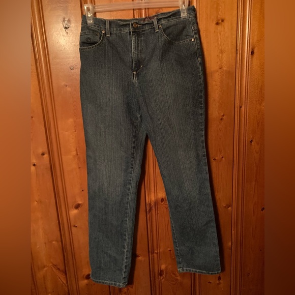 Size 10 Women’s Gloria Vanderbilt jeans with buttons on the 2 back pockets - Picture 1 of 5